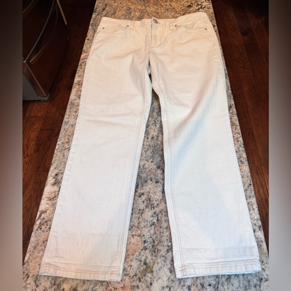 Ann Taylor Classic White Straight Leg Jeans. Size 8 Boyfriend cut - Picture 1 of 9